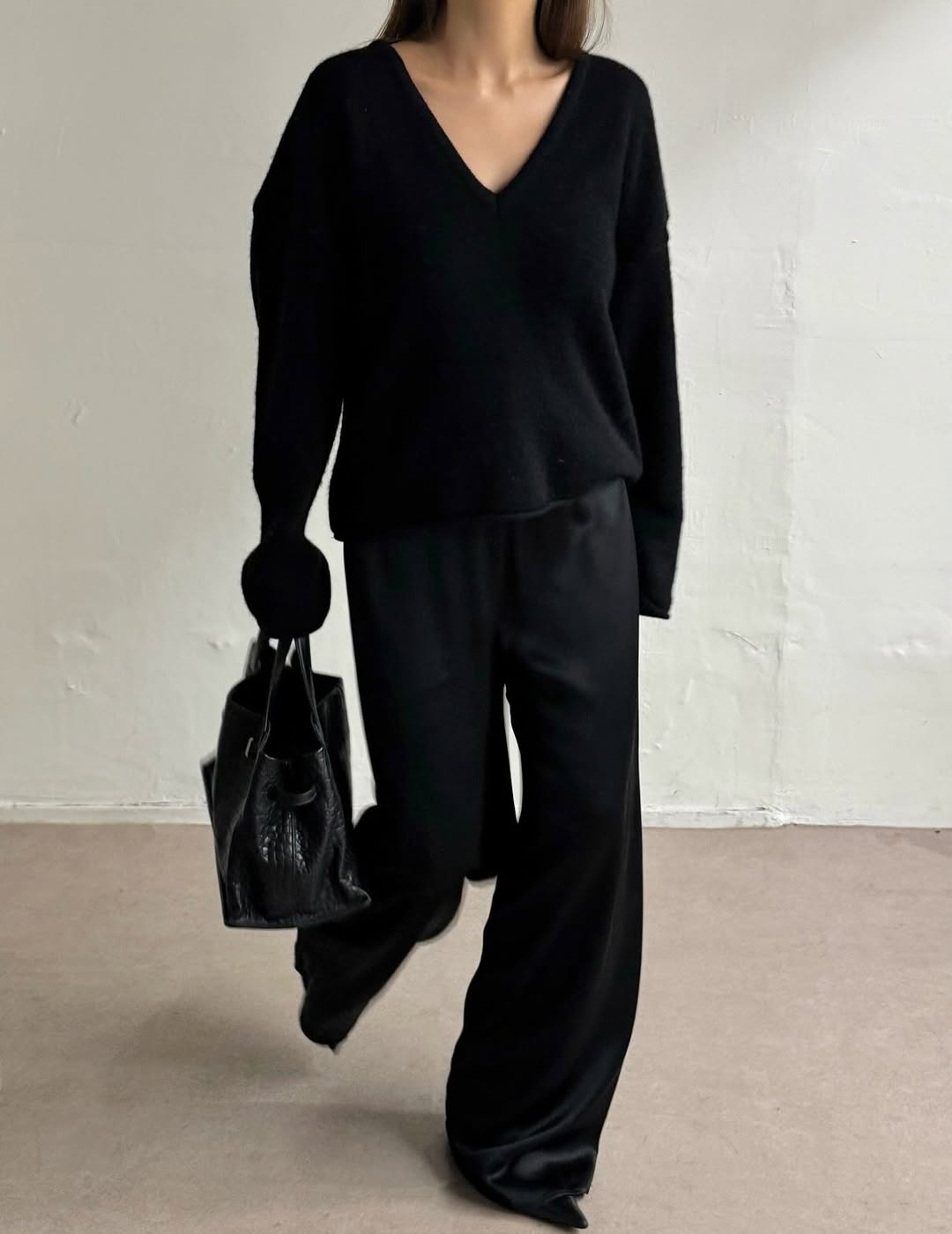 [PRE-ORDER]  PREMIUM WOOL & ALPACA V-NECK KNIT