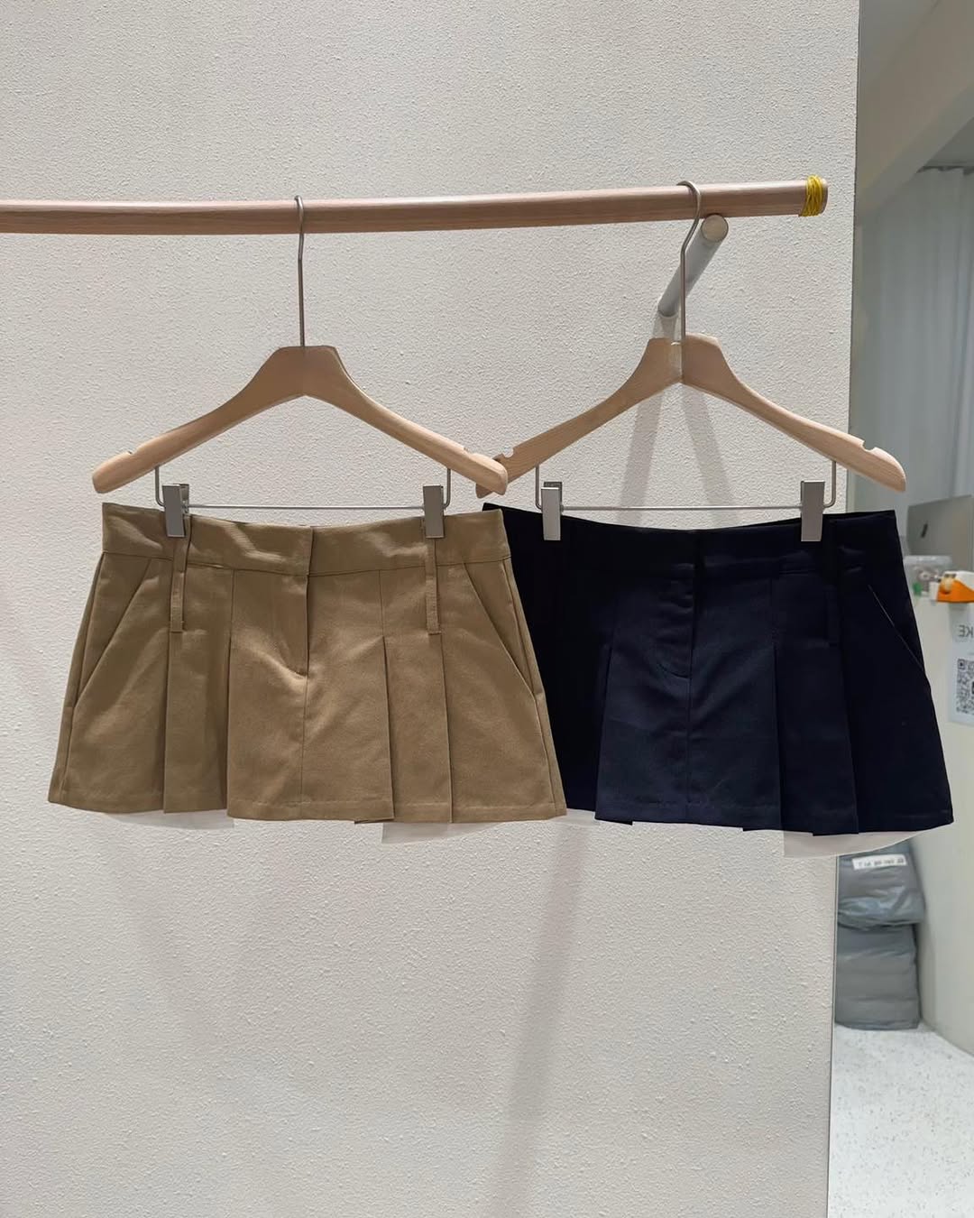 [PRE-ORDER]  LOW-RISE COTTON CONTRAST SKORT