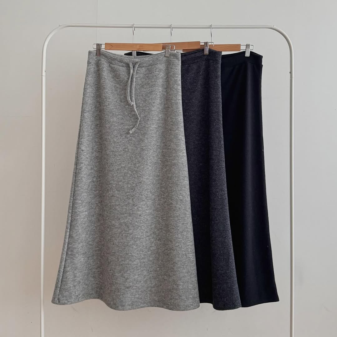 [PRE-ORDER]  PEPPER SEASONAL MIDI SKIRT