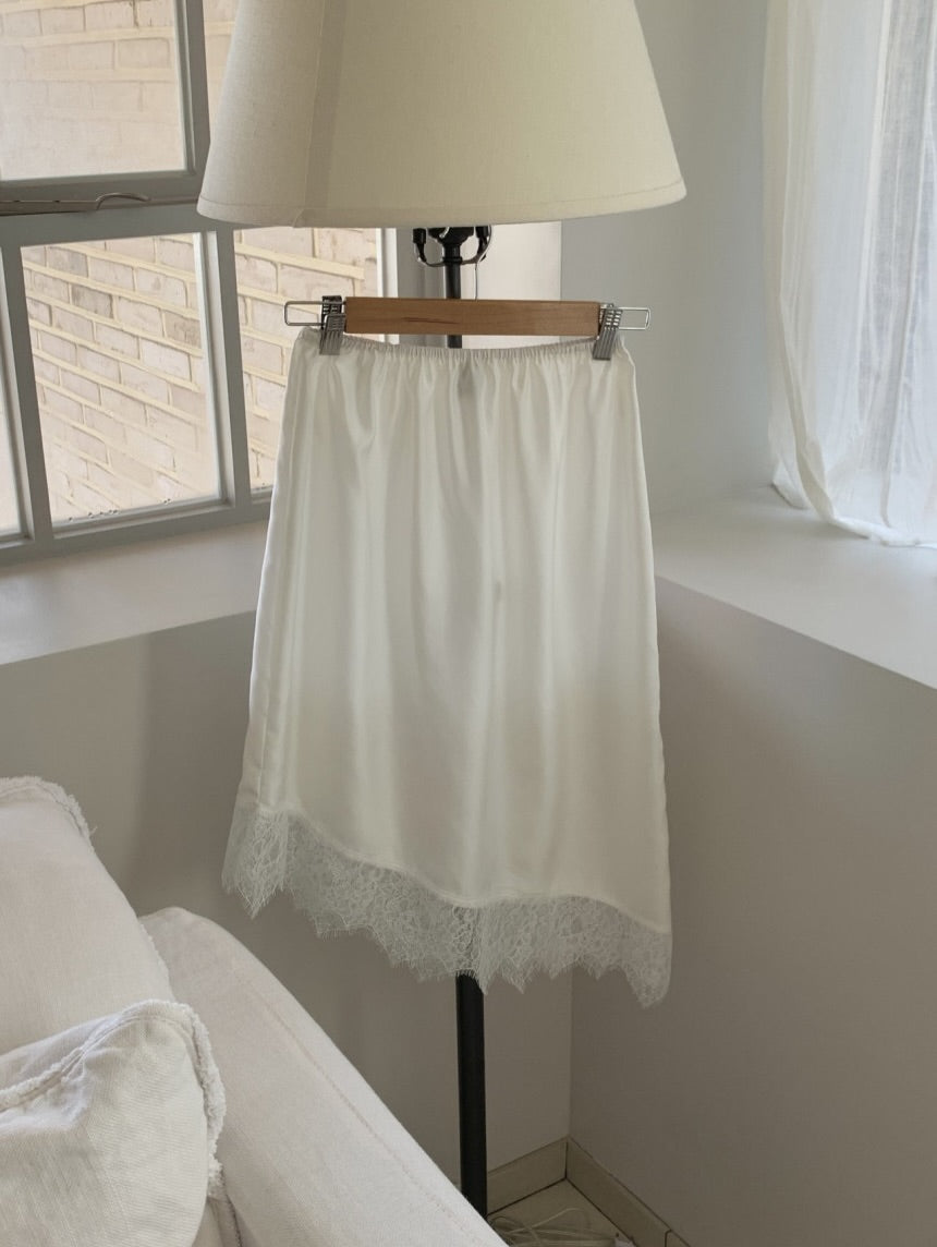 [PRE-ORDER]  MUSE LACE SATIN SKIRT